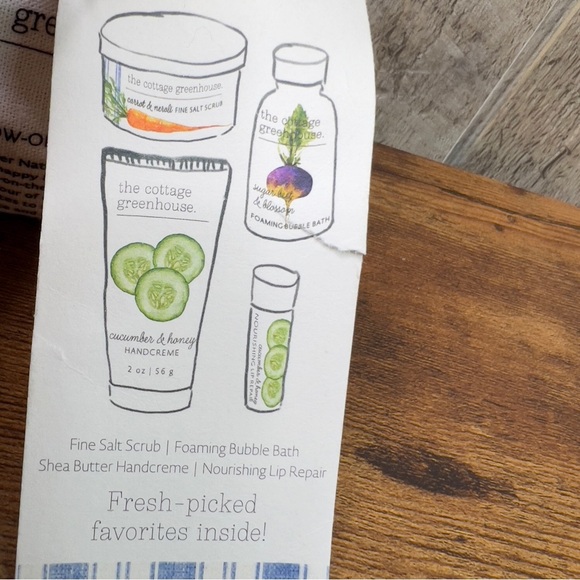 The Cottage Greenhouse Glow-On-The-Go Gift Travel Set 4 Travel Amenities - Picture 3 of 4